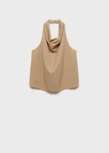 Top color beige con cuello drapeado y espalda descubierta.