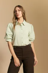 Pantalón negro de corte recto y tiro alto, con caída limpia y estructura en algodón con elastano.