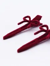 Set de dos pinzas para el pelo tipo clip, color negro, con detalle de lazo decorativo en la parte superior.