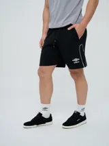Bermuda deportiva Umbro modelo Veliz para hombre, color negro con detalles en blanco, cordón ajustable en la cintura y logo bordado en la pierna izquierda.