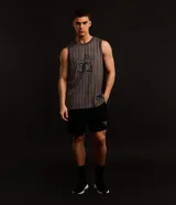 Bermuda deportiva de baloncesto color negro, confeccionada en tejido de malla texturizada, con cintura elástica, cordón ajustable y bolsillos laterales. Presenta una etiqueta pequeña aplicada en el bajo izquierdo.