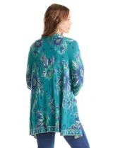 Cardigan abierto de punto, marca Ruby Rd, con diseño estampado de flores y guardas decorativas en los bordes frontales y puños. Presenta mangas largas y una silueta relajada sin botones.