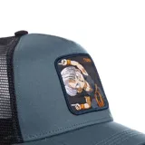 Gorra tipo trucker de color gris azulado con paneles traseros de malla negra. Presenta un parche bordado en el frente con el personaje Trunks de Dragon Ball Z.