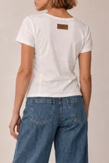 Remera de manga corta color beige, con escote en V y diseño básico ajustado al cuerpo.