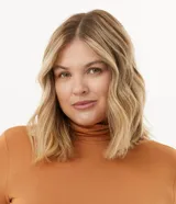 Blusa de manga larga color ocre, con cuello alto y corte ajustado.