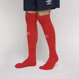 Medias de fútbol blancas hasta la rodilla, con logo de Umbro en negro en el frente.