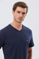 Remera básica azul marino de manga corta, con escote en V, calce cómodo y detalle de logo bordado en el pecho.