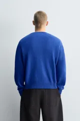Jersey de punto regular fit con mezcla de lana y cashmere, color azul eléctrico, con cuello en pico y manga larga. Presenta acabados en rib en puños, cuello y bajo.