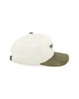 Gorro tipo cap con visera curva, cuerpo en color crema y visera en color verde oliva. Presenta el logo de la marca bordado en el frente y un detalle lateral con las iniciales de la marca.