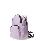 Mochila urbana de tamaño medio en color verde claro, confeccionada en material sintético resistente. Cuenta con un compartimento principal con cierre, un bolsillo frontal con cierre y un pequeño bolsillo trasero de seguridad. Incluye un llavero decorativo de cordón rosa y correas ajustables para mayor comodidad.