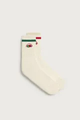 Pack de dos pares de calcetines blancos de canalé con detalles de rayas de colores en el borde superior y bordado del logo de Fruit of the Loom en el lateral.