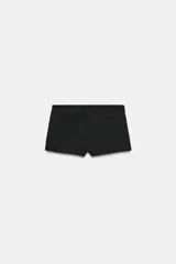 Shorts mini de tiro bajo color negro, con cierre lateral con cremallera oculta en costura.