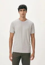Camiseta básica de corte regular y cuello redondo, confeccionada en tejido de algodón gris melange.