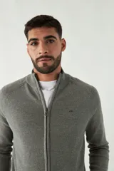 Campera tejida color verde militar, con cuello alto, puños y logo bordado.