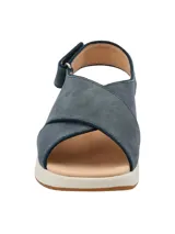 Sandalia de diseño ergonómico con tiras cruzadas en el empeine, confeccionada en gamuza color azul marino. Cuenta con ajuste de velcro en el tobillo, plantilla acolchada y suela de plataforma con tecnología de amortiguación.