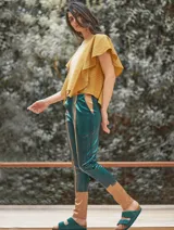 Blusa color mostaza con cuello redondo y mangas cortas con volados.