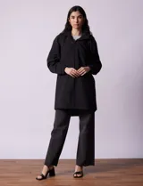 Gabardina impermeable color beige, marca Weatherproof, con cierre central, bolsillos delanteros con botones a presión, capucha desmontable y forro interno.