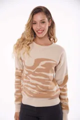 Sweater color crudo con estampado abstracto en color marrón.