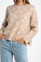 Sweater de punto con diseño de cuadros en tonos marrón y beige, de corte recto, cuello redondo y manga larga.