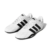 Championes Adidas Groundpulse de perfil bajo, inspirados en el automovilismo. Presentan un exterior blanco con las tres tiras características en negro, costuras decorativas acolchadas y suela de caucho negra con diseño envolvente en el talón.
