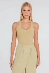 Musculosa de tejido canelado en color gris melange, con diseño ajustado al cuerpo y escote tipo nadadora.