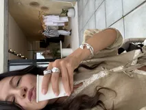 Brazalete rígido abierto de plata 925 con terminales en forma de caracolas.