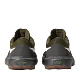 Championes Vans modelo Ultrarange 2.0, color verde musgo con detalles en gris oscuro y suela color caramelo. Presentan la icónica Sidestripe blanca en el lateral, confeccionados en malla transpirable con refuerzos de goma en la puntera y talón.