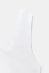 Camiseta ajustada (slim fit) color celeste claro, confeccionada en tejido rib de mezcla de algodón. Presenta un escote cruzado con tirantes anchos.