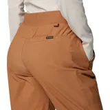 Pantalon tipo jogger color camel, con cintura elástica, bolsillos laterales y bolsillo de seguridad con cremallera. Confeccionado con tecnología Omni-Shade UPF 50 y Omni-Shield repelente a la humedad.