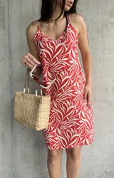 Vestido corto de tirantes finos con estampado orgánico de hojas en color rojo y blanco, de calce suelto y relajado.