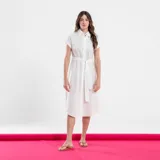 Vestido camisero midi color crudo, de lino, con cuello camisero, mangas cortas con dobladillo y cinturón de lazo.