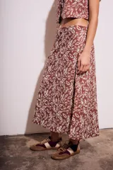 Falda midi marrón con estampado de hojas en color crema y abertura lateral.