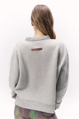Sweater gris de tejido de punto con diseño de formas geométricas en tonos engamados. Confeccionado con lana de origen italiano.
