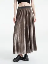 Falda midi de terciopelo con diseño plisado y cintura elástica. Presenta una caída fluida y un acabado brillante característico del tejido.