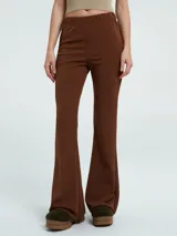 Pantalón de vestir color marrón oscuro, de tiro alto con elástico en la cintura y corte acampanado (flare) desde la rodilla hacia abajo.