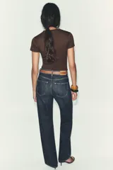 Camiseta de manga corta y cuello redondo, color crema, con tejido acanalado (rib) y corte ajustado (slim fit).