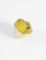 Anillo dorado ajustable con piedra de color verde con diseño abstracto.