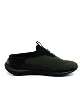 Championes estilo slip-on o zuecos deportivos Umbro modelo Nysa para hombre, en color verde militar y negro, con suela robusta de goma y detalle de tirador en el empeine.