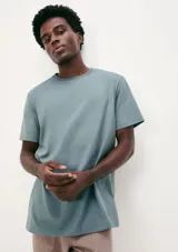 Camiseta de manga corta con cuello redondo, confeccionada en tejido de algodón liso de corte clásico.