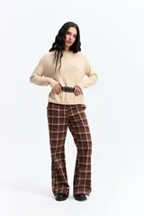 Sweater de punto color beige, de calce relajado y manga larga, con costura central vertical en el frente y cuello redondo.