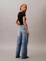 Body negro de manga corta con cuello redondo y diseño acanalado. Confeccionado en mezcla de algodón y elastano, de corte slim.