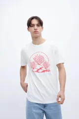 Remera negra de algodón con cuello redondo y manga corta. Estampado central en tono celeste/azul claro que simula corales o algas marinas dentro de un círculo, con el texto "1956" arriba y "Good Times With Your People" abajo.