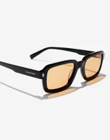 Gafas de sol unisex Hawkers modelo Point, con montura rectangular negra y lentes color miel.