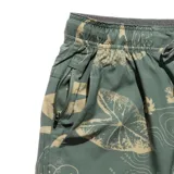 Short de baño verde de Roark modelo Serrano, con estampado gráfico en tonos claros, cintura elástica con cordón de ajuste y bolsillos laterales.