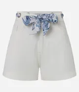 Short slim de cintura alta color blanco off-white, confeccionado en sarga de algodón con trabillas, bolsillos y cierre tradicional. Incluye un cinturón estilo pañuelo estampado.