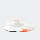 Championes New Balance modelo 520 V9, color blanco con detalles en naranja vibrante en la suela y el logo. Presentan malla transpirable en el upper y tecnología Fresh Foam en la entresuela.