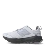 Championes de trail running New Balance Garoé V2 de mujer, en color gris claro con suela y entresuela en tono oscuro. Incorporan tecnología Fresh Foam X para mayor amortiguación, suela AT Tread con goma Hydrohesion para tracción en terrenos difíciles y refuerzo Toe Protect en la puntera.