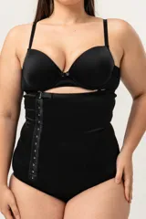 Faja alta cavada color negro, de alta contención, con refuerzo frontal, ganchos reforzados laterales, breteles desmontables regulables y broches en entrepierna con fundillo de algodón.