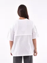 Remera color beige con mangas 3/4 con detalle de rayas verticales.