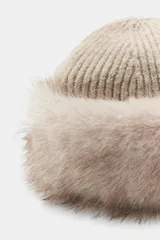 Gorro tipo beanie de punto con detalle de vuelta en el borde con aplicación de pelo sintético a tono.